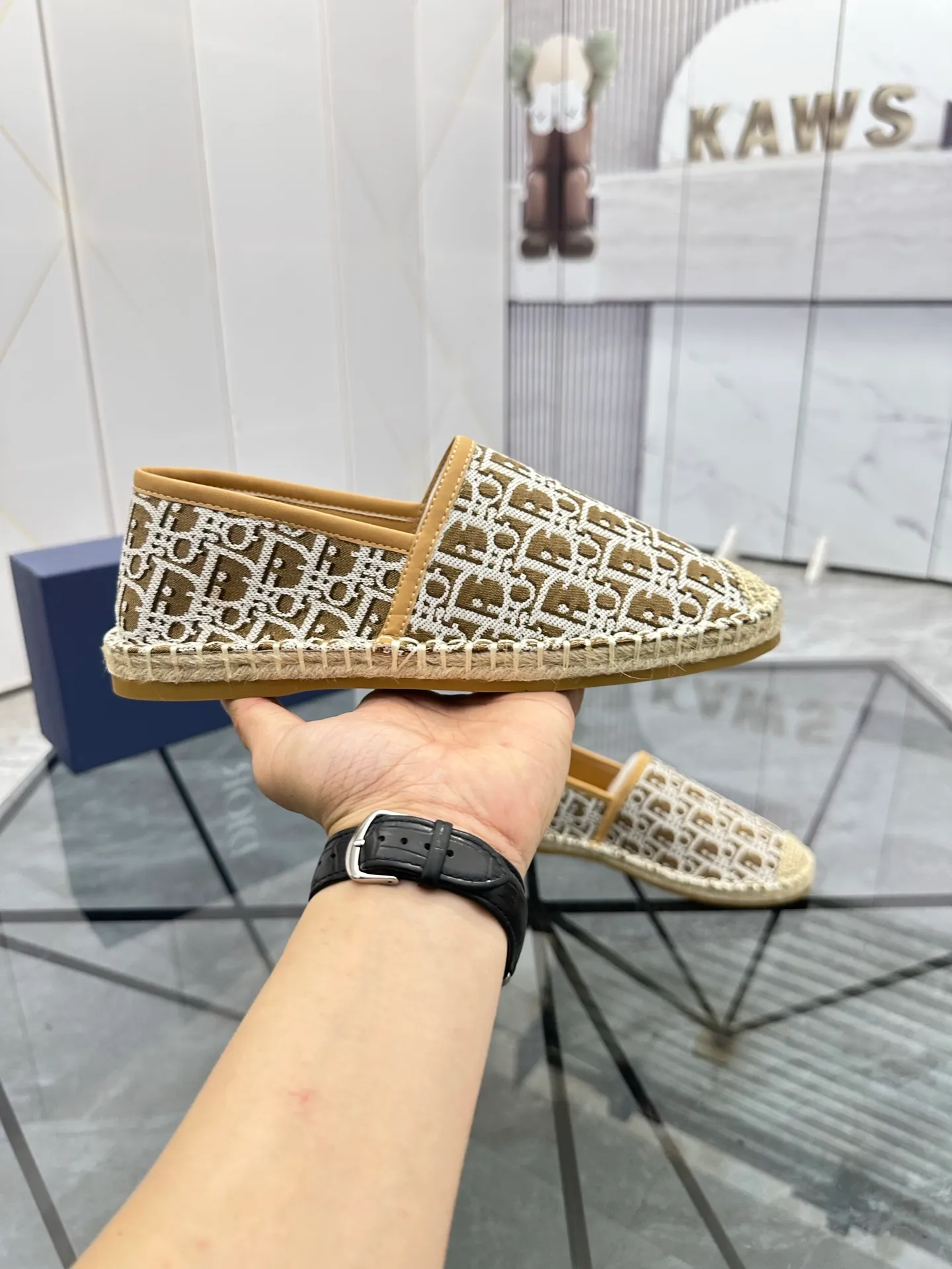 Men's shoes for sale 💰: 💰P400¥ Product trademark: Dior* "Dior*" low-top fisherman's shoes Regular size: 38-44 (can be customized to 37.45) Product materials: imported cowhide leather upper spliced ​​with original fabric, sheepskin lining, original outsole. Number: 1023